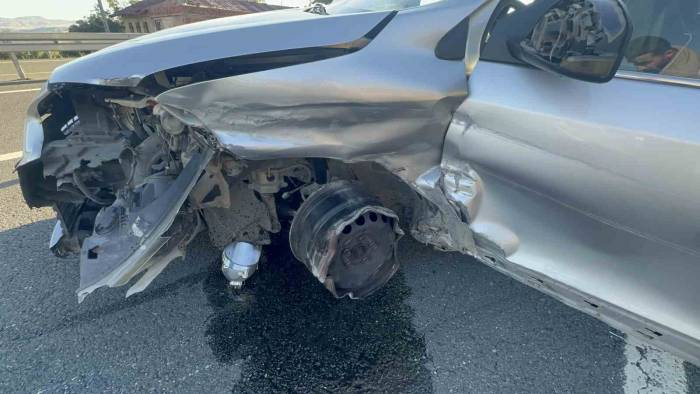 Lastiği Patlayan Otomobil Bariyerlere Çarptı: 3’ü Çocuk 4 Yaralı