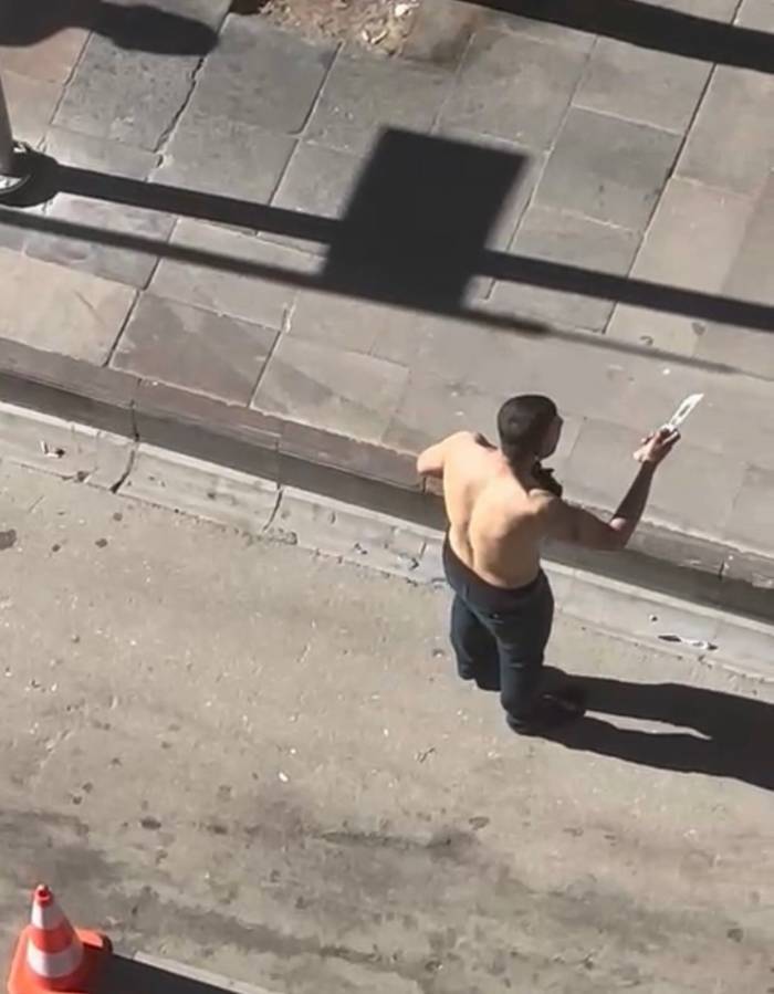 Elinde Bıçakla Yarı Çıplak Caddeye Çıktı: Kimse Ne Olduğunu Anlayamadı