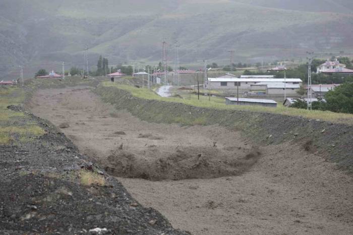 Erzincan’da Sağanak Sonrası Derelerden Sel Geldi