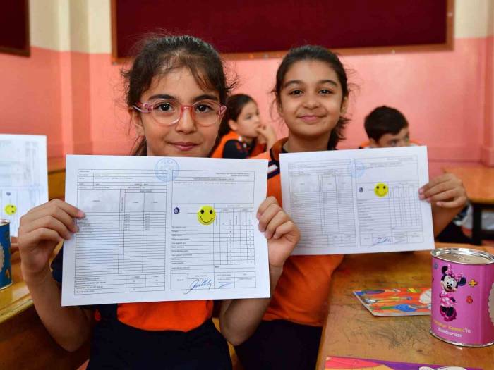 Depremzede Öğrenciler Karnelerini Alırken Öğretmenlerinin Elini Öptü