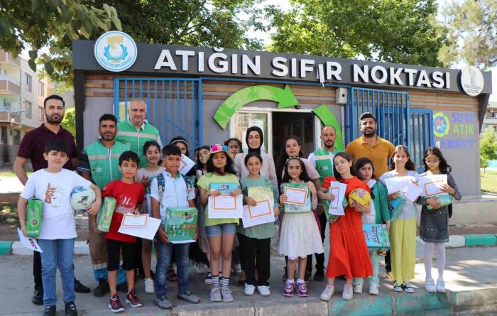 Atık Getiren Öğrenciye Karne Hediyesi