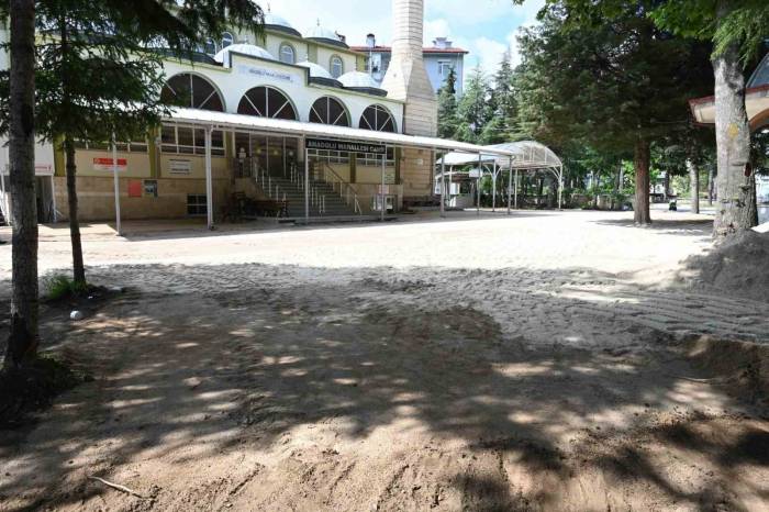 Anadolu Mahallesi Camiinin Çevre Düzenlemesi Yapılıyor