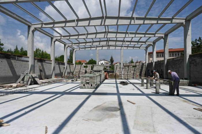 Şehit Burhan Açıkkol Ortaokulu Kapalı Spor Salonunun Duvar Örme Çalışmaları Devam Ediyor