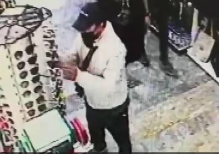 Gözlük Hırsızının Rahat Tavırları Pes Dedirtti: Birini Gözüne Taktı, Diğerini Boynuna Astı