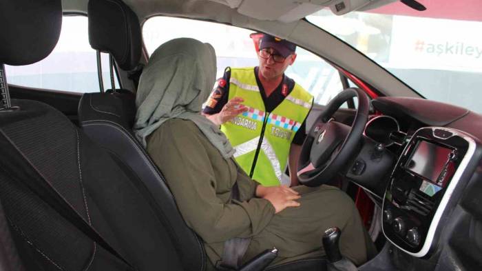 Iğdır’da Jandarma Mobil Eğitim Tırı Ve Emniyet Kemeri Simülasyon Aracı İle Uygulamalı Trafik Eğitimi