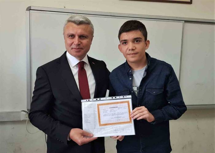 Depremzede Yusuf Kağan Okul Birincisi Olmanın Gururunu Yaşıyor