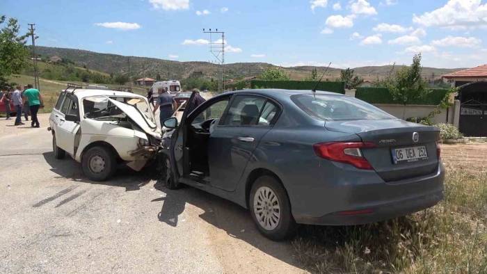 Sollama Yaptı, Karşıdan Gelen Araçla Kafa Kafaya Çarpıştı: 4 Yaralı