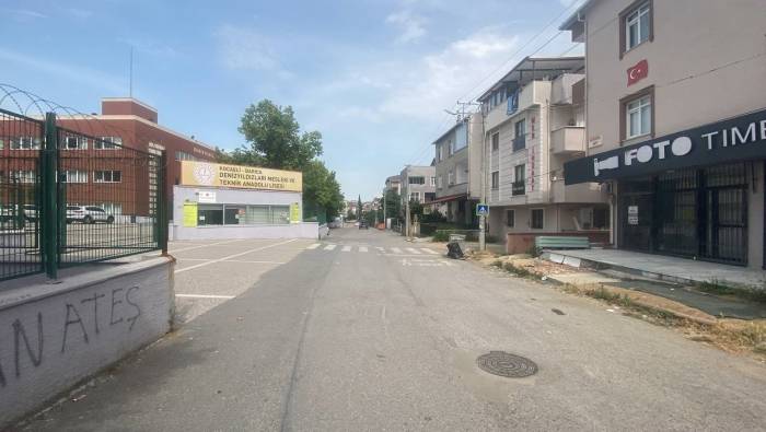 Karnesini Alan Öğrenci Okul Önünde Arkadaşı Tarafından Tabanca İle Vuruldu