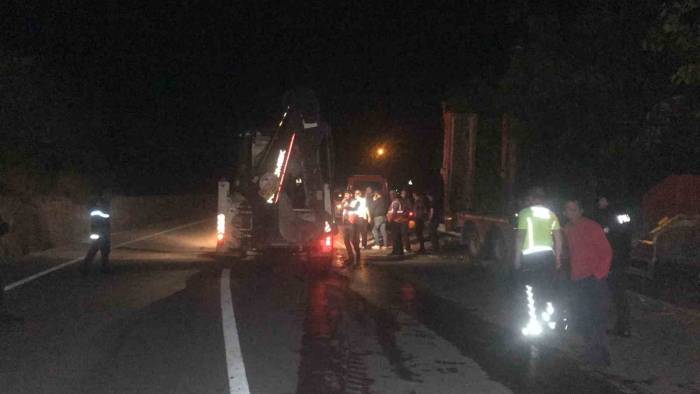 Tır Bariyerlere Çarptı, Taşıdığı İş Makineleri Uçurumdan Metrelerce Aşağı Uçtu