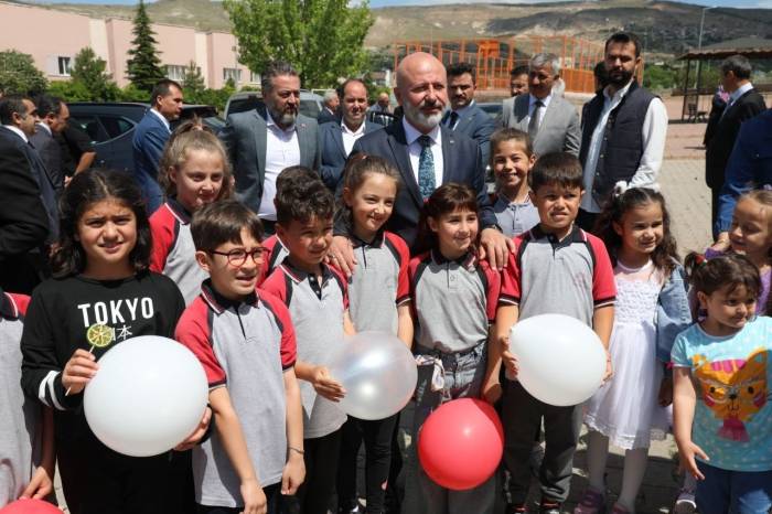 Başkan Çolakbayrakdar, Karne Sevinci Yaşayan Öğrencileri Tebrik Edip, Başarılar Diledi