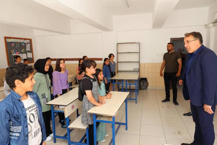 Başkan Savran Öğrencilerin Karne Sevincine Ortak Oldu