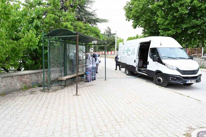 Otobüs Durakları Yıkanıyor