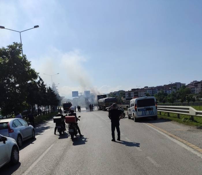 Kömür Yüklü Tırın Motor Bölümü Yandı, Faciadan Dönüldü