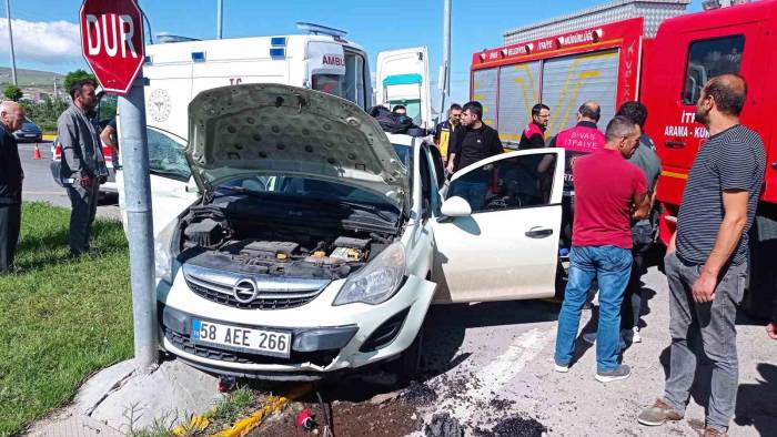 Sivas’ta Tır İle Otomobil Çarpıştı: 4 Yaralı