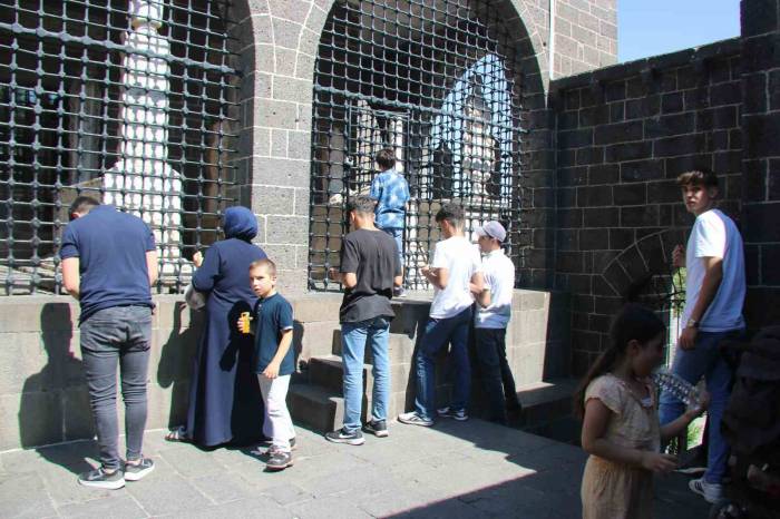 Diyarbakır’da Öğrenciler Yks Öncesi Türbe Ve Camilerde Dua Etti