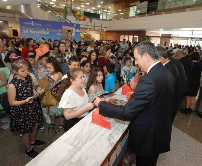 İş Bankası ‘karneni Göster Kitabını Al’ Kampanyası 16 Yaşında