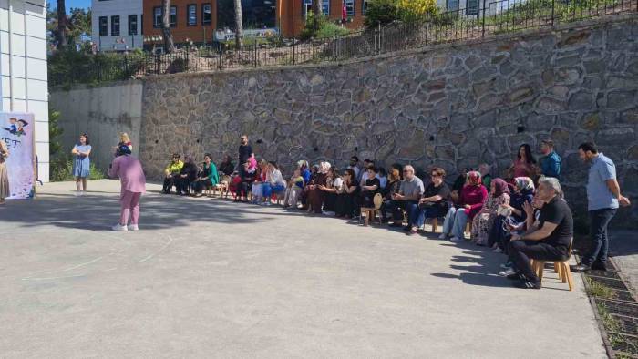 Anaokulu Öğrencileri İlk Karnelerini Aldı