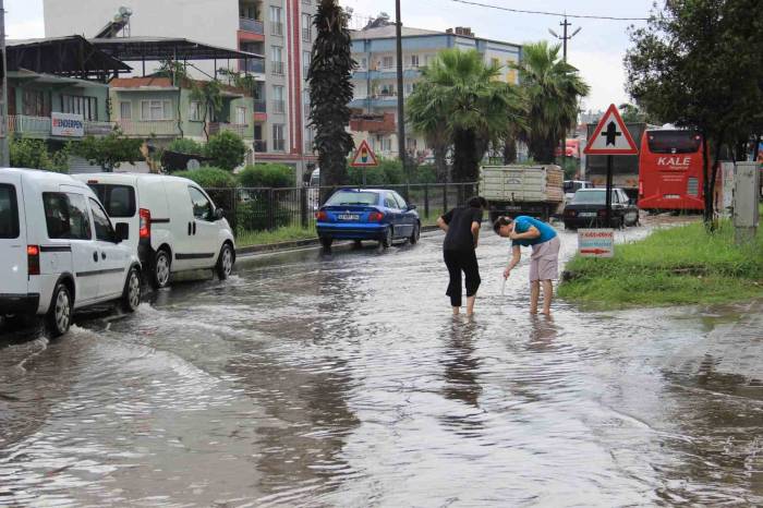 Aydın Yağmura Teslim Oldu, Şehir Yaz Ortasında Kışı Yaşadı