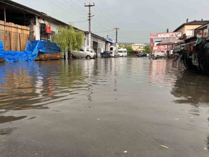 Bartın’da Etkili Sağanak Sonrası Yollar Göle Döndü
