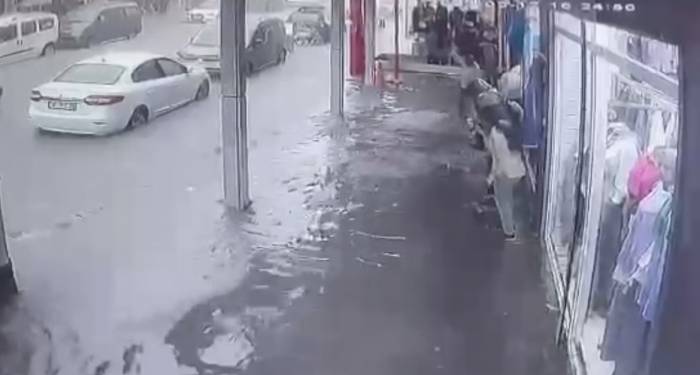 Bursa’da Şiddetli Yağmur Hayatı Olumsuz Etkiledi