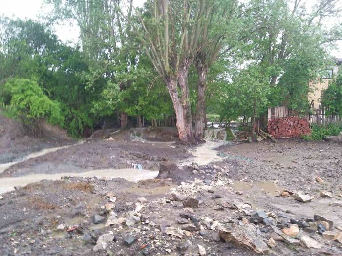 Çankırı’da Sağanak: Köy Yolları Göle Döndü, Tarım Arazileri Zarar Gördü