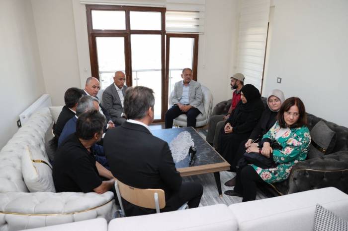 Bakan Özhaseki, Kahramanmaraş Depreminde 3 Çocuğunu Kaybeden Demirel Ailesi’ni Ziyaret Etti