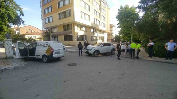 Cip İle Hafif Ticari Araç Çarpıştı: 1 Yaralı