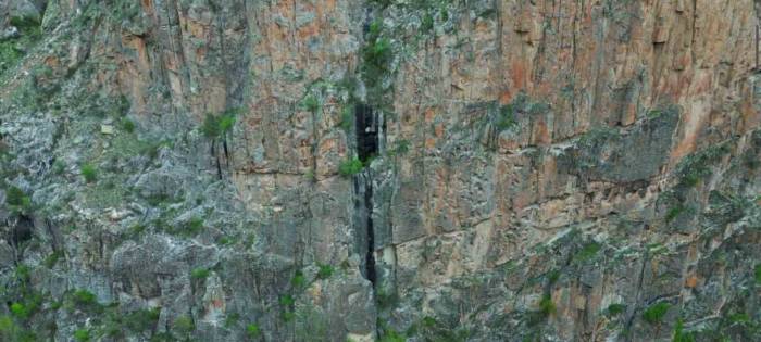 Uçurumdaki Kapı Gizemini Koruyor