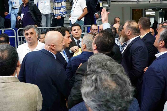 Fenerbahçe Olağan Genel Kurulu’nda Gerginlik!