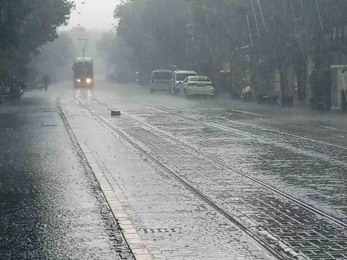 Eskişehir’de Aniden Bastıran Kuvvetli Sağanak Yağış Kentteki Yaşamı Olumsuz Etkiledi