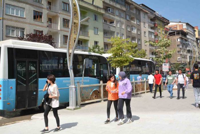 Hakkari Belediyesi Yks Adalarını Ücretsiz Taşıdı