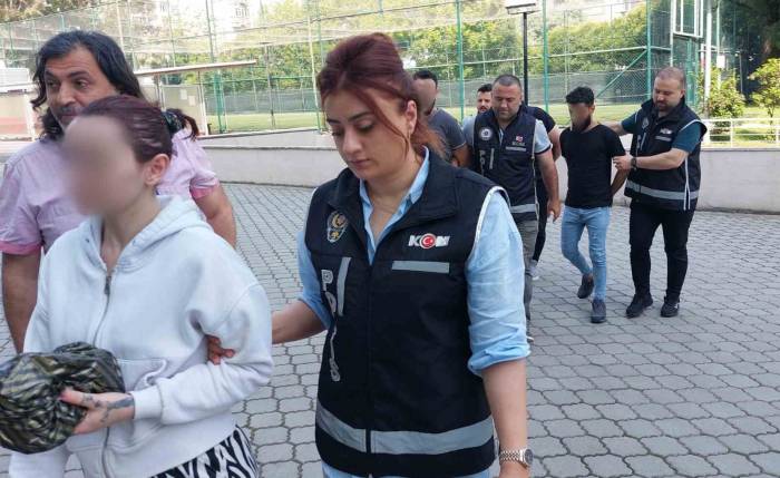 Sahte Dolarla Telefon Satın Alan Sevgililer Yakalandı