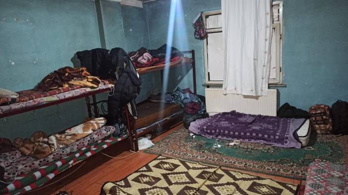İstanbul’da "şok Evlerine" Yönelik Operasyonda 40 Düzensiz Göçmen Yakalandı