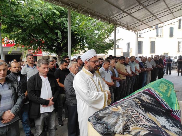 İzmir’de Kabloyla Boğulmuş Halde Ölü Bulunan Genç Kadın Son Yolculuğuna Uğurlandı