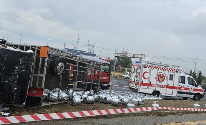 İzmir’de Faciadan Dönüldü: Tüp Kamyonu İle Tır Çarpıştı