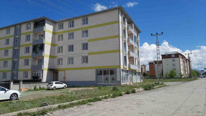 Kars’ta Mahallede Kadın Kıyafetiyle Gezen Erkek İddiası