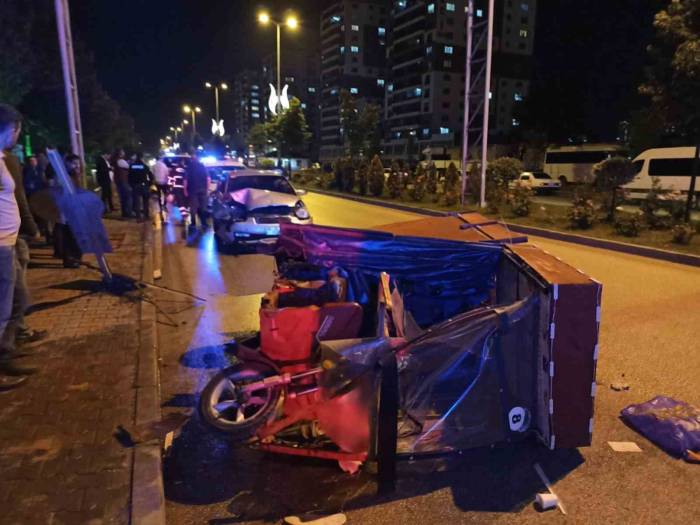 Atık Toplama Aracı Otomobil İle Çarpıştı: 4 Yaralı