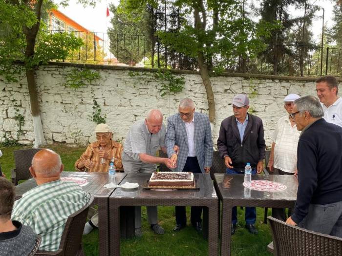 Kırklareli Huzurevi’nde Babalar Günü Pasta Kesilerek Kutlandı