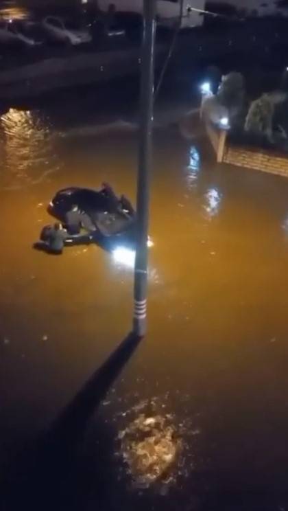 Sokak Gölete Döndü, Suya Gömülen Otomobili Vatandaşlar Kurtardı