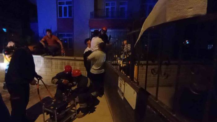 Duvardan Atlarken Çocuğun Bacağına Korkuluk Demiri Saplandı