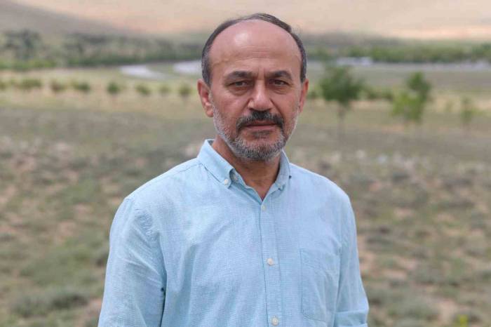 Sel Sularını Yer Yarığı Yuttu