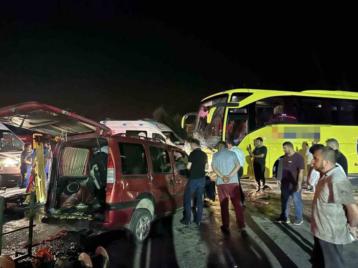 Akhisar’da Otobüs İle Hafif Ticari Araç Çarpıştı: 1 Ölü