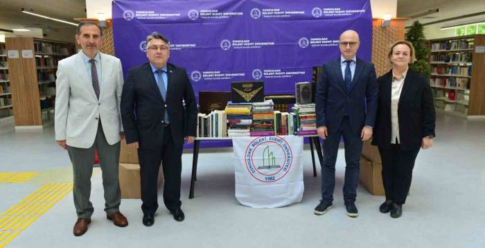 Özer, Zbeü Kütüphanesine Kitap Bağışında Bulundu