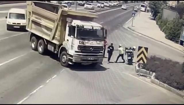 Kamyonunu Fark Etmeyen Genci Polis Kurtardı, Ölümden Kurtuluş Kameraya Yansıdı