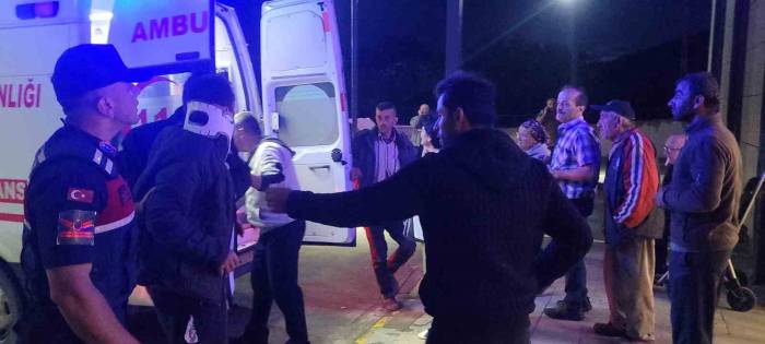 Otomobil Uçuruma Yuvarlandı, Aynı Aileden 4 Kişi Yaralandı