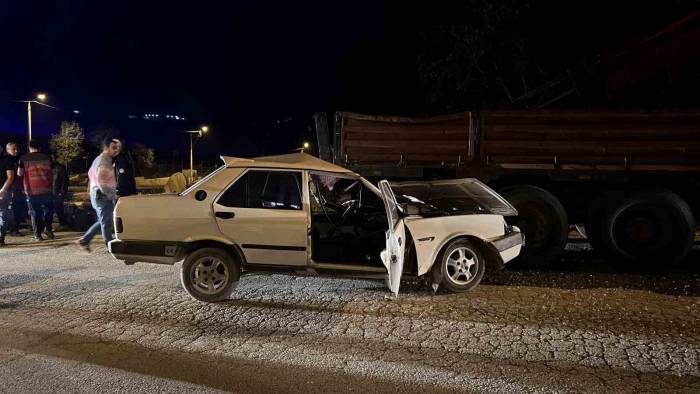 Otomobil, Park Halindeki Kamyona Ok Gibi Saplandı: 1 Yaralı