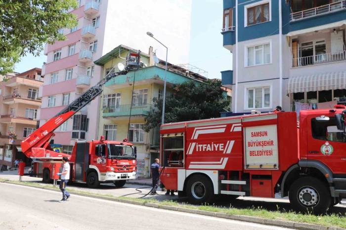 Çakmakla Oynayan Çocuklar Evin Çatısını Yaktı