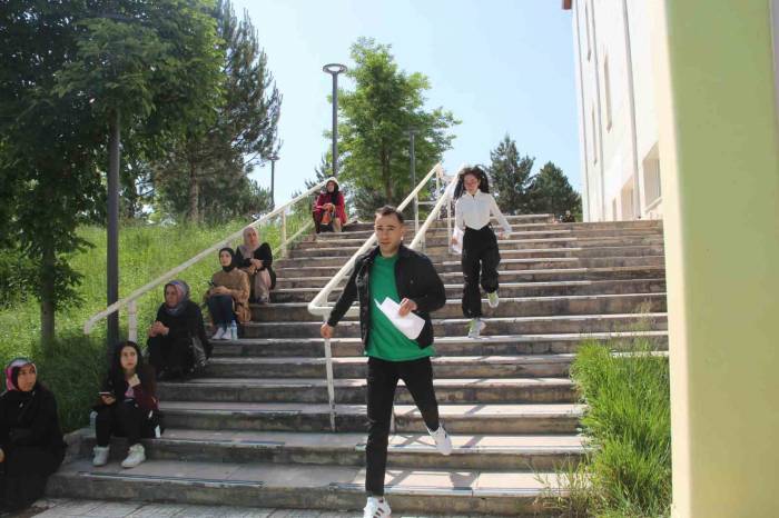 Yks Heyecanı Zamanla Yaşına Dönüştü, Geç Kalanların Hayali Seneye Kaldı