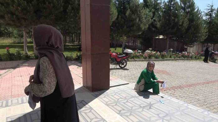 Depremde Her Şeyini Kaybeden Malatyalı Genç, Elazığ’da 1 Dakika İle Sınava Giremedi