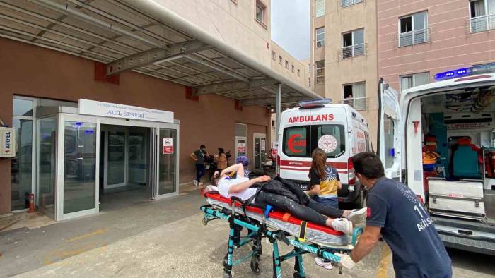 Geri Manevra Yapan Otomobil Öğrencilere Çarptı: 2 Yaralı